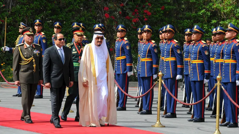 Cầu thủ Ả Rập Saudi và Ai Cập tranh chấp bóng trên sân cỏ